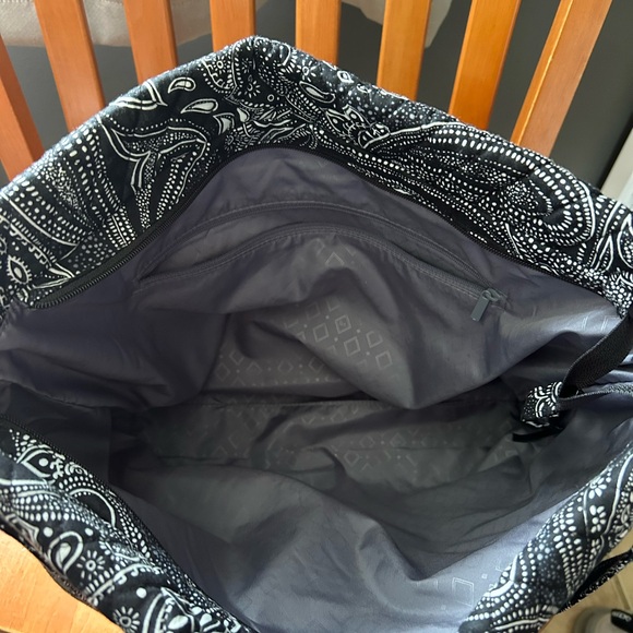 Black and white paisley Vera Bradley purse.  Only carried a few times. - Picture 3 of 4